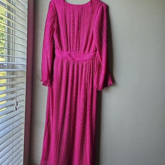 V-neck midi dress with wide long sleeves. Pleated fabric. - Picture 4 of 5